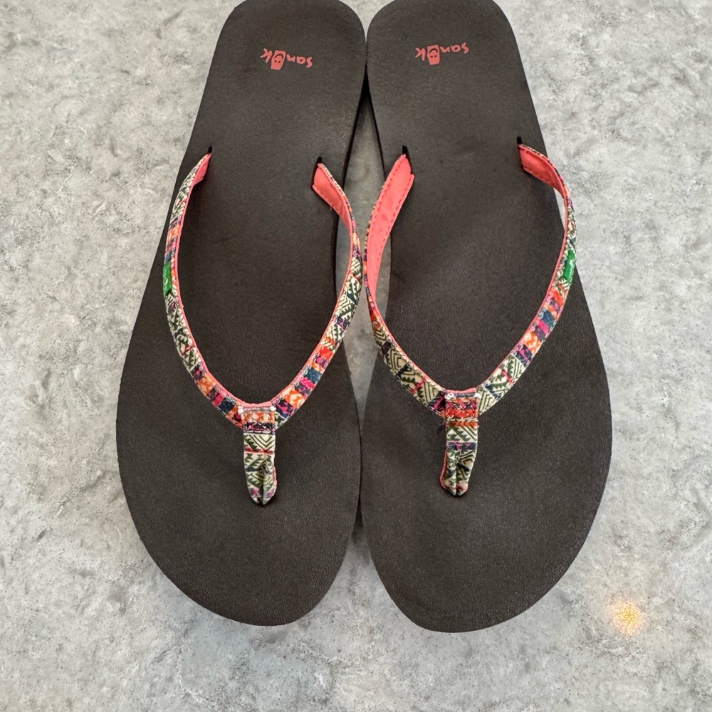 EUC Sanuk Colorful Aztec Patterned Strap Sandals with Brown Base